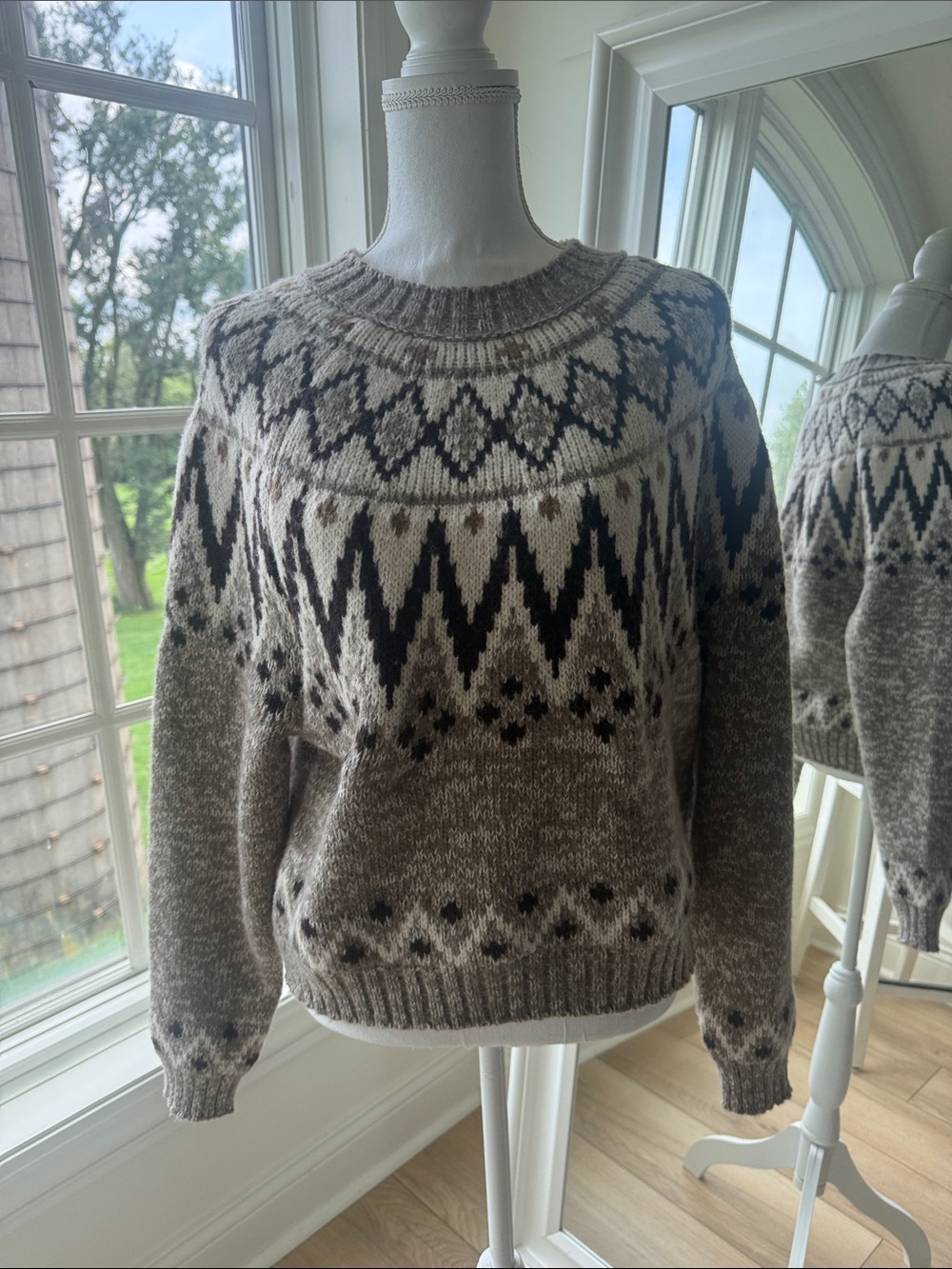 Brand NEW American Eagle Sweater Crewneck  in Taupe and Black